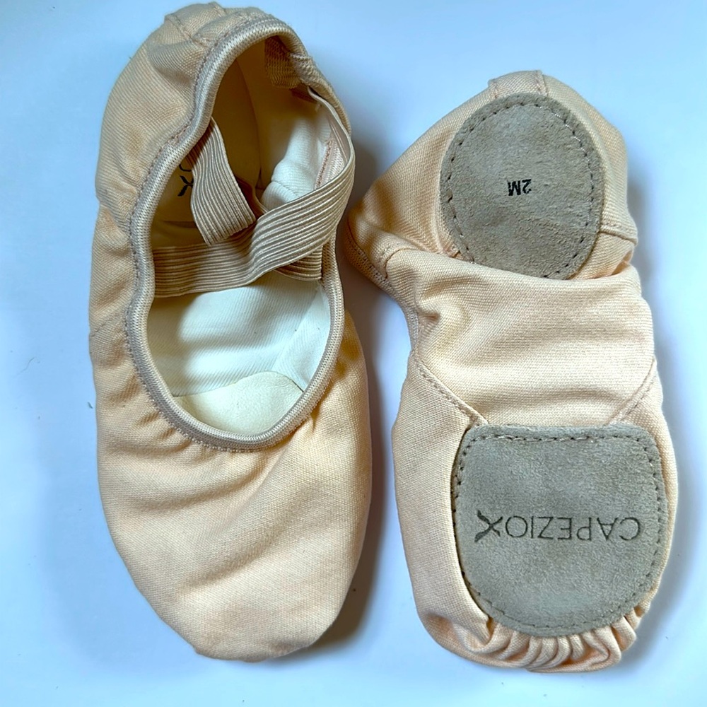 Never worn Capezio light pink 2M split-sole ballet shoe